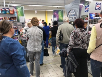 В Мелитополе перед выходными штурмуют супермаркеты - о масках вспоминают единицы (фото)