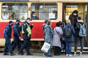 В Киеве пассажиры избили водителя трамвая за просьбу надеть маску - соцсети (видео)