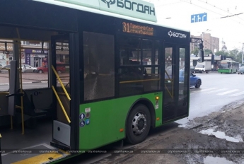 В Харькове обстреляли троллейбус, полный пассажиров