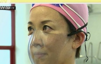 Японские инженеры разработали маску для бассейна