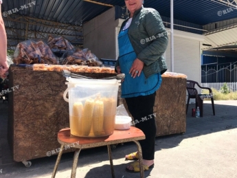 В Кирилловке на рынке уже торгуют кукурузой. Сколько стоит (фото)