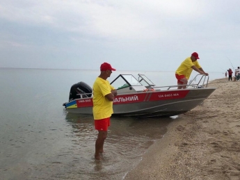 На запорожском курорте спасли 4 человек, которых уносило в открытое море