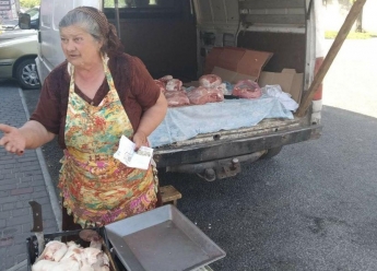 В Мелитополе в жару продавали мясо прямо с машины (фото)