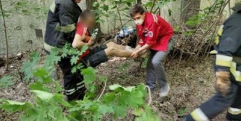 В Днепре спасатели вытащили мужчину, упавшего со склона: фото