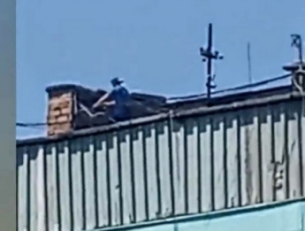 В Мелитополе подростки шокируют очевидцев играми на краю крыши многоэтажки (видео)