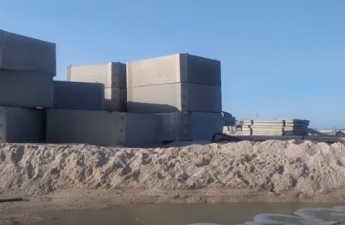 В Кирилловке центральный пляж завален бетонными плитами (видео)