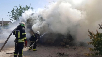 В Акимовке спасатели тушили пожар в частном доме (фото)