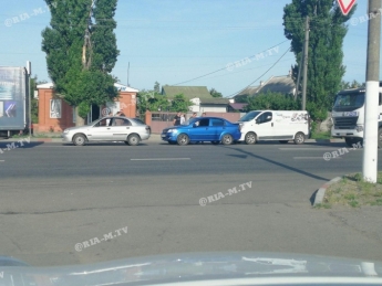 В Мелитополе на оживленной трассе в ДТП попали сразу три автомобиля (фото)