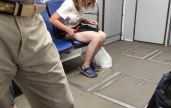 В метро Киева женщина сняла трусы (фото)