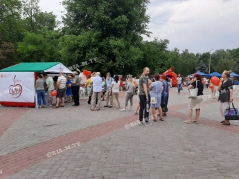 В Мелитополе на черешневой ярмарке выстроилась огромная очередь за дешевой ягодой (фото)