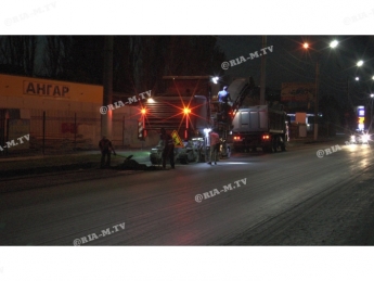 В Мелитополе дороги ремонтируют и днем и ночью (фото)