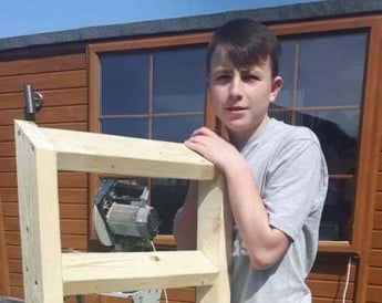 14-річний хлопець за тиждень побудував будинок для молодшої сестри, тепер він отримує пропозиції щодо роботи з усього світу