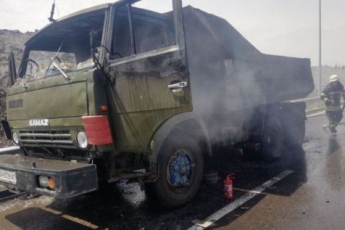 В Запорожье посреди дороги загорелся КАМАЗ: фото с места происшествия