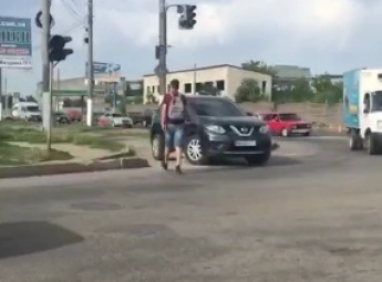 Водитель на Ниссане в Мелитополе показал пешеходам, "кто здесь главный" (видео)