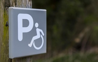 Вводится в действие закон, которым людей в инвалидных колясках приравняют к велосипедистам
