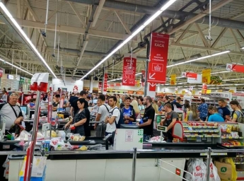 В Запорожье неадекват устроил погром в супермаркете (видео)