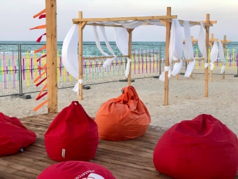 В Кирилловке на Федотовой косе открылся пляж с удобствами (фото)