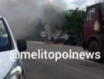 На трассе под Мелитополем, возле пгт Мирное, загорелся автомобиль