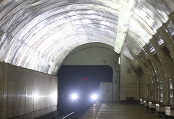 В Киеве останавливали "красную ветку" метро из-за проникновения пассажира в тоннель