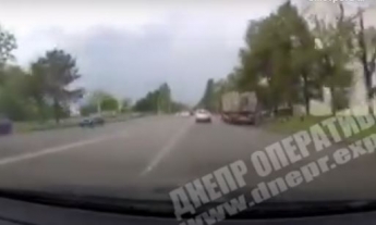 В Днепре на Маршала Малиновского Daewoo сбил 18-летнюю девушку на пешеходном переходе (видео)