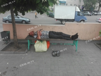 Бездомные устраивают себе релакс на лавочках в центре Мелитополя (фото)