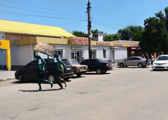 В Запорожской области воров облили зеленкой и с позорным плакатом погнали по поселку (видео)