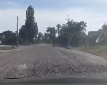 Новинка от Запорожского автодора - ямы на дороге к курорту на Азовском море засыпали щебенкой (видео)