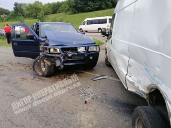 Недалеко от Днепра на Криворожском шоссе Opel врезался в микроавтобус: двое пострадавших (фото)
