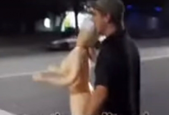 В Мелитополе по дороге гулял мужчина с надувной секс-куклой (видео)
