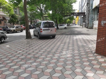 Автохамство - тротуар приспособили под парковку (фото)