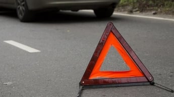 В Запорожье автомобиль врезался в столб: пострадали три человека