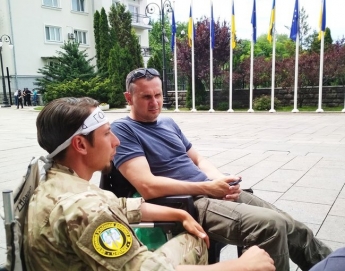 Сенцов пришел к побратимам убитого добровольца Олешко (Сармата), голодающим под ОП 11-й день. ФОТО