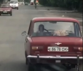 В Мелитополе за рулем автомобиля ехал ребенок (видео)