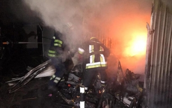 В Кривом Роге произошел крупный пожар на рынке (фото, видео)