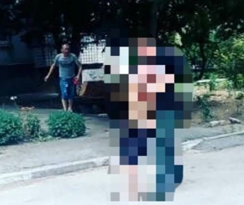 В Запорожье голую девушку побили посреди улицы и затолкали в машину (18+)
