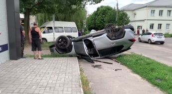 В Запорожье серьезное ДТП: один из автомобилей перевернулся