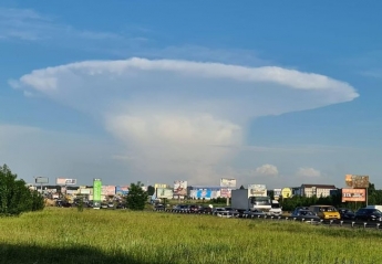 Облако в форме ядерного "гриба" взволновало киевлян: в ГСЧС назвали его "наковальней" и призвали успокоиться. ФОТО