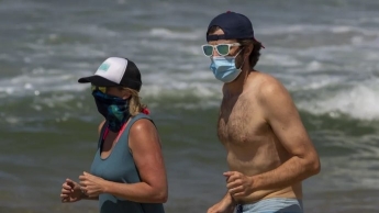Нужно ли носить маски на море разъяснили в Министерстве здравоохранения (фото)