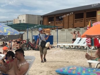 Пляжные торговцы в Кирилловке веселят отдыхающих рекламными "речевками" (видео, фото)