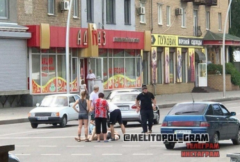На центральном проспекте в Мелитополе автомобиль сбил женщину (фото,видео)