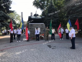 В Мелитополе коммунисты вышли на улицу с красными флагами и в каммуфляжных масках (фото, видео)