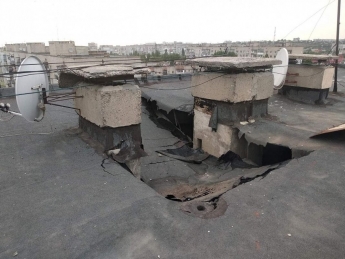 В девятиэтажке Бердянска рухнула крыша (фото)