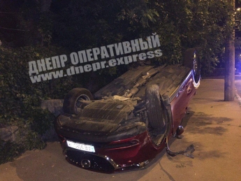 В Днепре на Чернышевского Mazda вылетела на тротуар и перевернулась: видео момента аварии