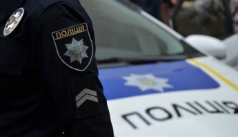 В Запорожье парень направил пистолет в окно полицейской машины (ВИДЕО)