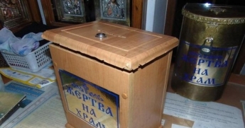 В Запорожской области прихожанка украла ящик с пожертвованиями из церкви