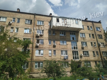 Может рухнуть на головы детей: в Киеве заметили "царь"-балкон, сеть взорвалась, фото