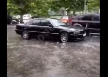 Прячьте машины: на Одессу обрушился мощный град, видео