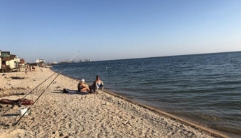 В Бердянске пляжники и рыбаки не могут поделить море