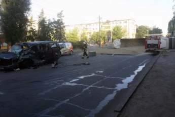 В Днепре на Байкальской столкнулись грузовик и микроавтобус: погиб мужчина, пострадали двое маленьких детей (фото,видео)