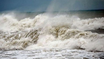 В Кирилловке шторм съел берег - пляжные постройки в воде (видео)